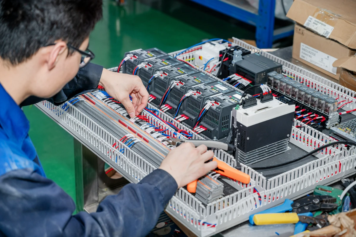 Industrial production and assembly environment inside Tengzhuo manufacturing workshop